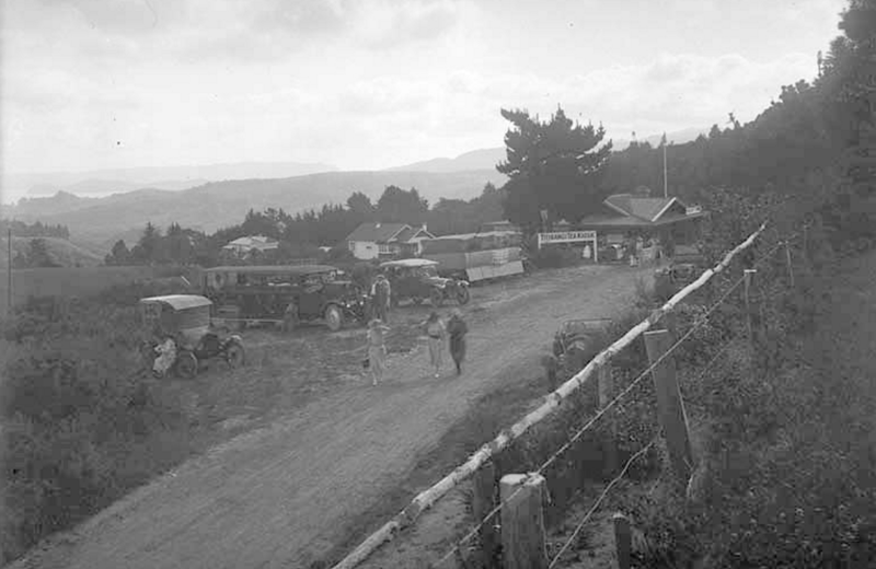The Titirangi Tea Kiosk now the site of Te Uru art centre and the present Lopdell House, 1932. Sir George Grey Special Collections, Auckland Libraries.
