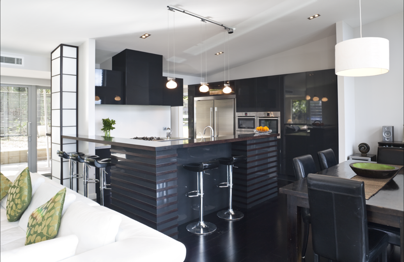Black’s Back. Not just highlights, but the whole kitchen! It must be high gloss, though.