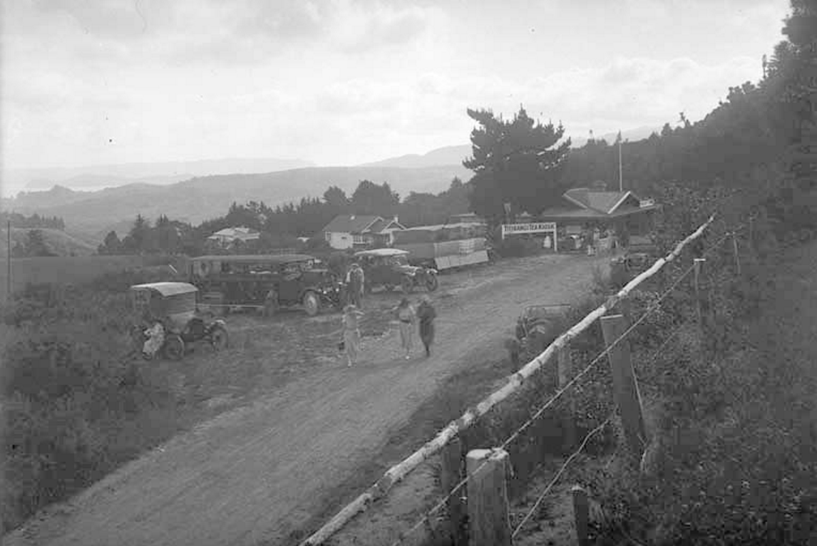 The Titirangi Tea Kiosk now the site of Te Uru art centre and the present Lopdell House, 1932. Sir George Grey Special Collections, Auckland Libraries.