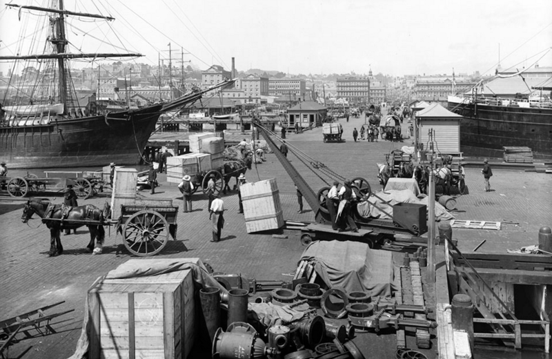 Looking south towards Queen Street along Queen Street Wharf, 1904.Sir George Grey Special Collections, Auckland Libraries.