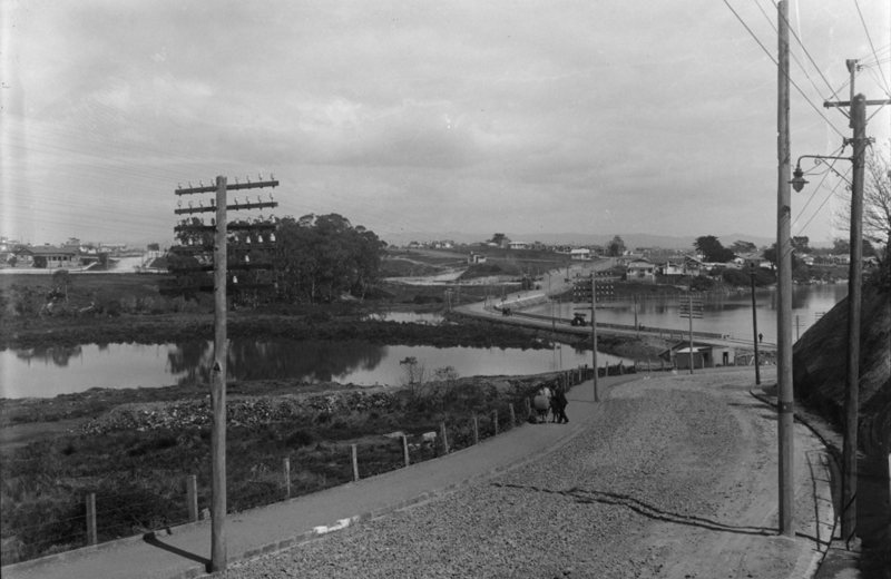 Looking west towards Westmere showing West End Road running over Cox's Creek,1926. Sir George Grey Special Collections, Auckland Libraries.