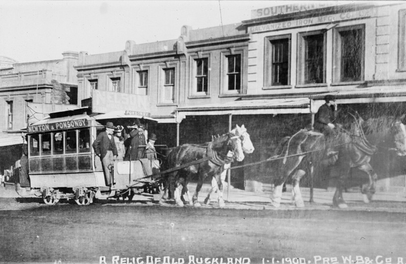 The Newton and Ponsonby Horse Bus, 1900. Sir George Grey Special Collections, Auckland Libraries.